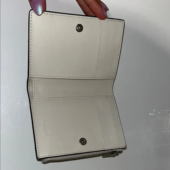 Coach Beige Signature Wallet NWOT - Picture 5 of 8
